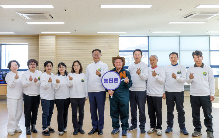 [칠곡=뉴시스] 김재욱 군수가 농업 안전교육 영상 제작에 참여한 농업인들과 기념사진을 찍고 있다 (사진=칠곡군 제공) 2025.02.16 photo@newsis.com *재판매 및 DB 금지