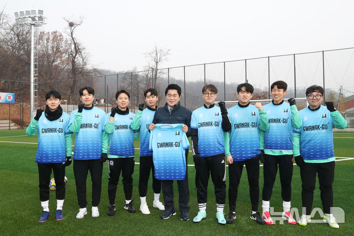 [서울=뉴시스]박준희 관악구청장(왼쪽에서 5번째)이 지난 15일 구청 축구동호회인들과 낙성대 축구전용구장 개장식에 참여했다.(제공=관악구)