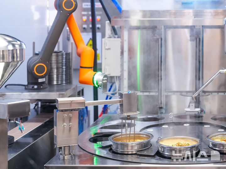 [서울=뉴시스]대구 논공휴게소(광주방향) 주방에 설치된 한화로보틱스 조리로봇. (사진 = 한화로보틱스 제공)