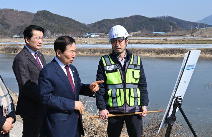 [창녕=뉴시스] 성낙인 군수가 자연재해 예방사업 현장을 방문해 점검하고 있다. (사진= 창녕군 제공) 2025.02.16. photo@newsis.com *재판매 및 DB 금지