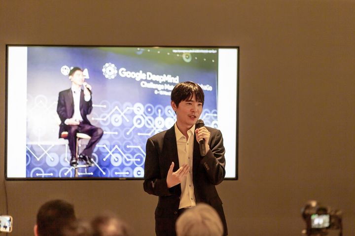 [울산=뉴시스] 구미현 기자 = 울산과학기술원(UNIST)는 이세돌 전 바둑기사를 공과대학 기계공학과(인공지능대학원 겸직) 특임교수로 임용했다고 16일 밝혔다. 지난해 9월 UNIST에서 강연하는 이세돌 9단 (UNIST 제공) photo@newsis.com *재판매 및 DB 금지