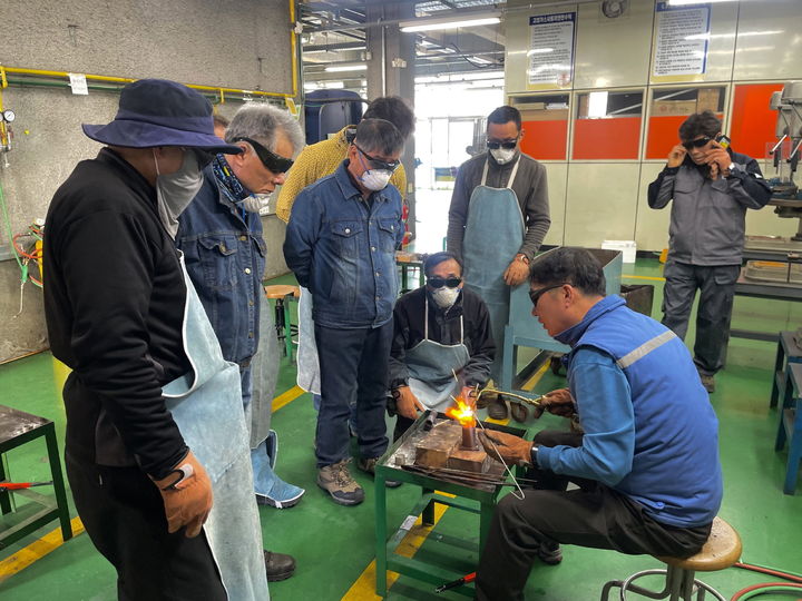 [진주=뉴시스]진주시, ‘농업 용접교육’ 실시.(사진=진주시 제공).2025.02.16.photo@newsis.com *재판매 및 DB 금지