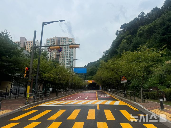 [용인=뉴시스] 수지구 한빛초교 앞 노란횡단보도 도색 장면(사진=용인시 수지구청 제공)