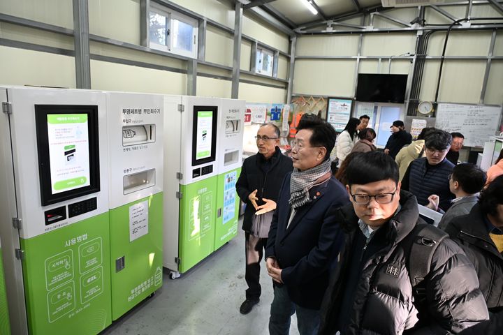 [대전=뉴시스] 조명휘 기자 = 김제선 대전 중구청장 등이 제주특별자치도를 찾아 탄소중립 친환경 정책 등에 대한 우수사례를 벤치마킹하고 있다. (사진= 중구청 제공) 2025.02.16. photo@newsis.com *재판매 및 DB 금지