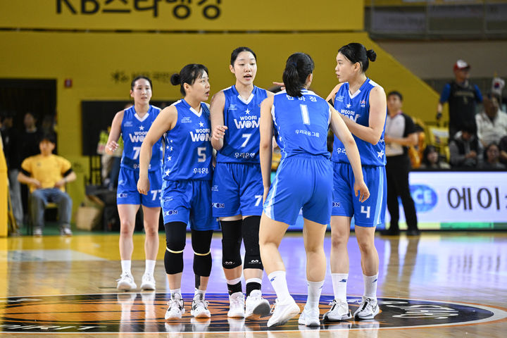 [서울=뉴시스] 여자프로농구 아산 우리은행 선수단. (사진=WKBL 제공) *재판매 및 DB 금지