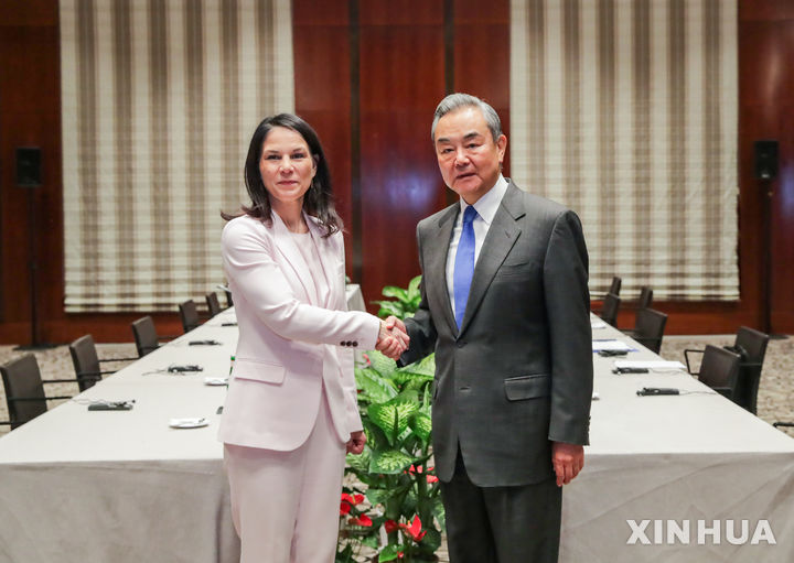 [ 뮌헨=신화/뉴시스]뮌헨 안보회의에서 2월 14일 독일의 아날레나 베어복 외무장관과 만나 인사하는 중국의 왕이 외교부장. 2025. 02. 16.  