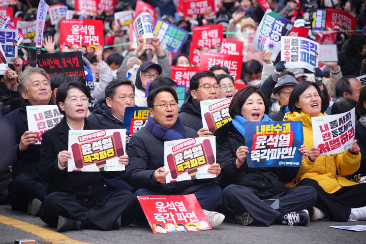 [광주=뉴시스] 15일 오후 광주 동구 금남로 일대에서 열린 '윤석열 대통령 탄핵 찬성' 집회에 참석한 강기정 광주시장. (사진=광주시청 제공). photo@newsis.com *재판매 및 DB 금지