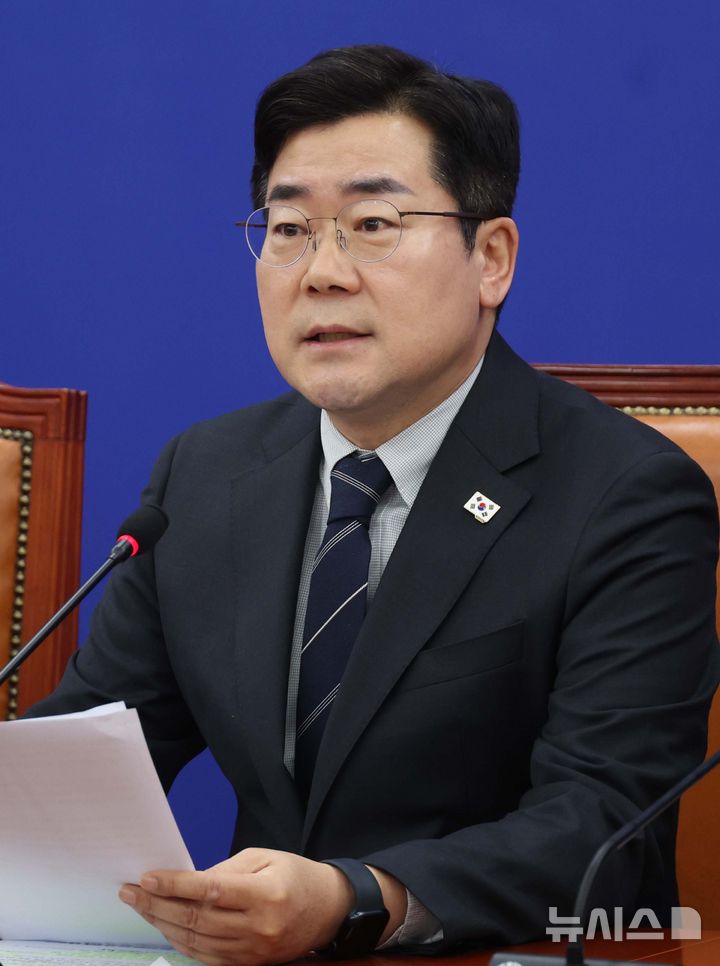 [서울=뉴시스] 조성봉 기자= 박찬대 더불어민주당 원내대표가 지난 16일 오전 서울 여의도 국회에서 열린 현안 관련 기자간담회에서 발언을 하고 있다. 2025.02.16. suncho21@newsis.com