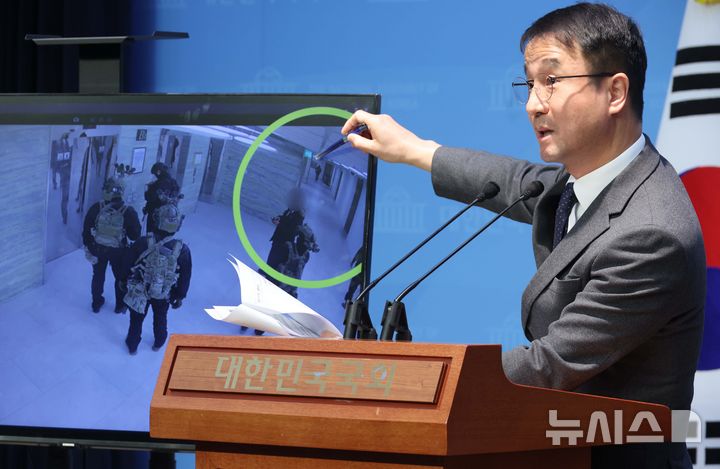 [서울=뉴시스] 조성봉 기자= 한병도 더불어민주당 의원을 비롯한 민주당 내란 국정조사특별위원회 위원들이 16일 오전 서울 여의도 국회 소통관에서 열린 현안관련 긴급 기자회견에서 발언을 하고 있다. 국조특위는 2024년 12월 4일 새벽, 국회에 진입한 계엄군이 국회 본관 일부 전력을 차단했다고 밝혔다. 2025.02.16. suncho21@newsis.com