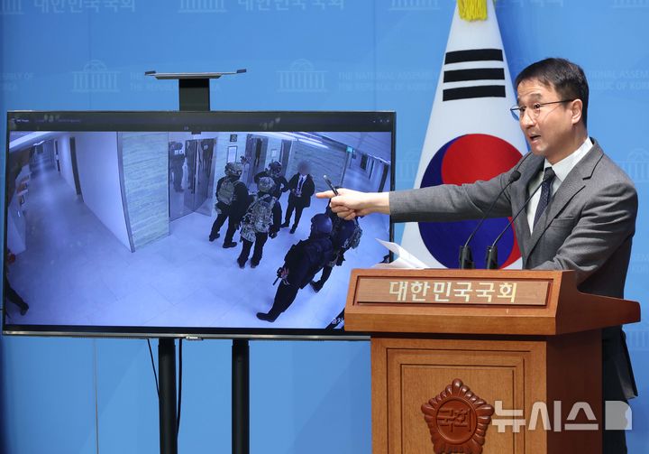 [서울=뉴시스] 조성봉 기자= 한병도 더불어민주당 의원을 비롯한 민주당 내란 국정조사특별위원회 위원들이 16일 오전 서울 여의도 국회 소통관에서 열린 현안관련 긴급 기자회견에서 발언을 하고 있다. 국조특위는 2024년 12월 4일 새벽, 국회에 진입한 계엄군이 국회 본관 일부 전력을 차단했다고 밝혔다. 2025.02.16. suncho21@newsis.com