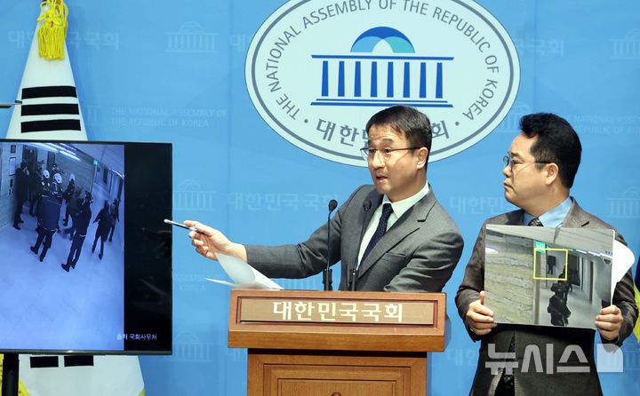 [서울=뉴시스] 조성봉 기자= 한병도 더불어민주당 의원을 비롯한 민주당 내란 국정조사특별위원회 위원들이 16일 오전 서울 여의도 국회 소통관에서 열린 현안관련 긴급 기자회견에서 발언을 하고 있다. 국조특위는 2024년 12월 4일 새벽, 국회에 진입한 계엄군이 국회 본관 일부 전력을 차단했다고 밝혔다. 2025.02.16. suncho21@newsis.com