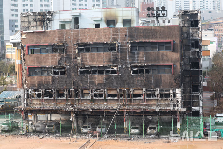 [서울=뉴시스] 김명년 기자 = 16일 오전 서울 성동구 무학여자고등학교 별관 급식실 건물이 전날 발생한 화재로 인해 검게 그을려 있다. 2025.02.16. kmn@newsis.com