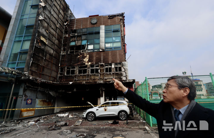 [서울=뉴시스] 김명년 기자 = 정근식 서울시교육감이 16일 오전 서울 성동구 무학여자고등학교에서 전날 화재가 발생한 별관 급식실 건물을 살펴보고 있다. 2025.02.16. kmn@newsis.com