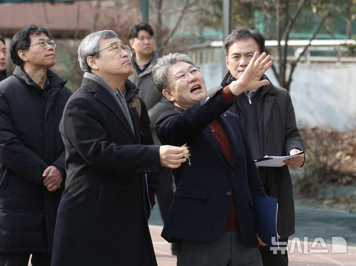 [서울=뉴시스] 김명년 기자 = 정근식 서울시교육감이 16일 오전 서울 성동구 무학여자고등학교에서 전날 화재가 발생한 별관 급식실 건물 찾아 강연흥 교장에게 설명을 듣고 있다. 2025.02.16. kmn@newsis.com