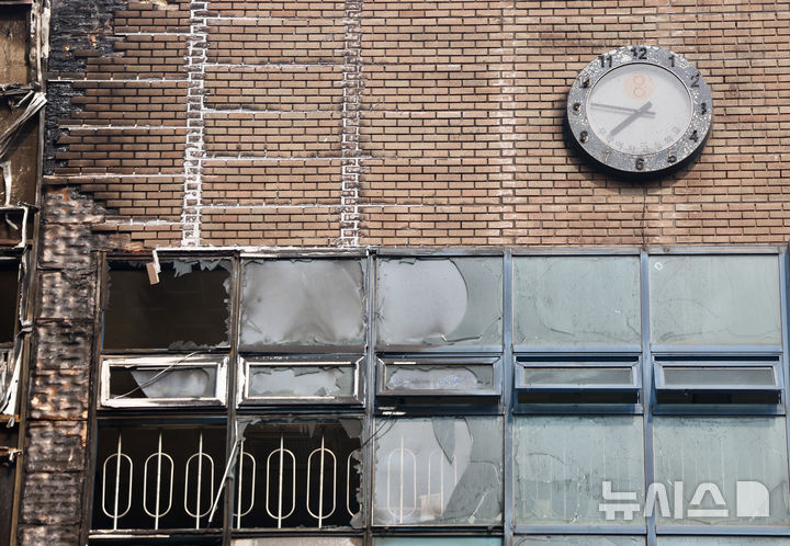 [서울=뉴시스] 김명년 기자 = 16일 오전 서울 성동구 무학여자고등학교 별관 급식실 건물에 전날 발생한 화재 흔적이 남아 있다. 2025.02.16. kmn@newsis.com