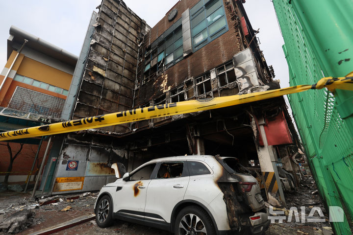 [서울=뉴시스] 김명년 기자 = 16일 오전 서울 성동구 무학여자고등학교 별관 급식실 건물에 전날 발생한 화재 흔적이 남아 있다. 2025.02.16. kmn@newsis.com