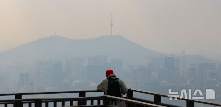 [서울=뉴시스] 황준선 기자 = 서울의 초미세먼지 농도가 '나쁨' 수준을 보인 16일 서울 종로구 북악산에서 바라본 도심이 뿌옇게 흐리다. 2025.02.16. hwang@newsis.com