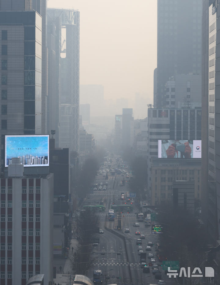 [서울=뉴시스] 황준선 기자 = 서울의 초미세먼지 농도가 '나쁨' 수준을 보인 16일 서울 종로구 서울시교육청에서 바라본 도심이 뿌옇게 흐리다. 2025.02.16. hwang@newsis.com
