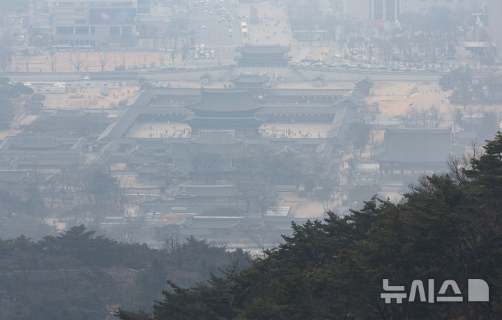 [서울=뉴시스] 황준선 기자 = 서울의 초미세먼지 농도가 '나쁨' 수준을 보인 16일 서울 종로구 북악산에서 바라본 경복궁이 뿌옇게 흐리다. 2025.02.16. hwang@newsis.com