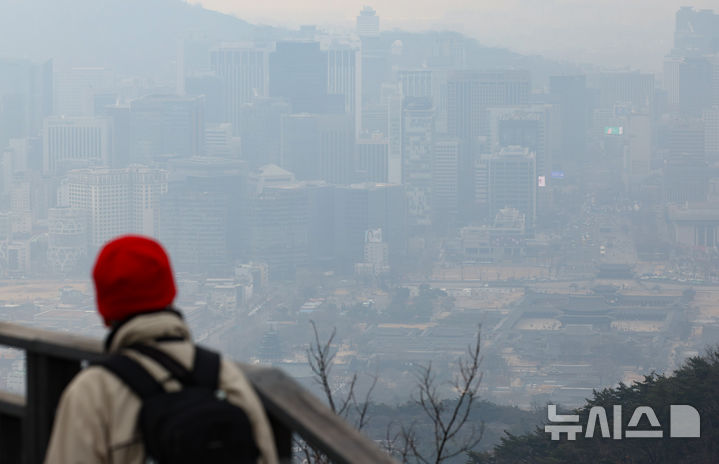 [서울=뉴시스] 황준선 기자 = 서울의 초미세먼지 농도가 '나쁨' 수준을 보인 16일 서울 종로구 북악산에서 바라본 도심이 뿌옇게 흐리다. 2025.02.16. hwang@newsis.com