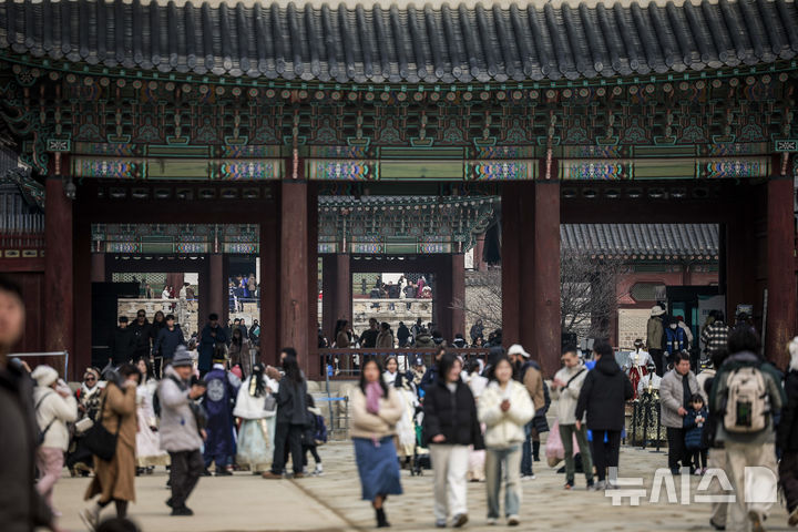 [서울=뉴시스] 정병혁 기자 = 포근한 날씨를 보인 16일 서울 종로구 경복궁을 찾은 여행객들이 즐거운 시간을 보내고 있다. 2025.02.16. jhope@newsis.com