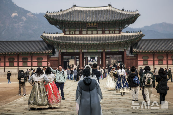 [서울=뉴시스] 정병혁 기자 = 포근한 날씨를 보인 16일 서울 종로구 경복궁을 찾은 여행객들이 즐거운 시간을 보내고 있다. 2025.02.16. jhope@newsis.com