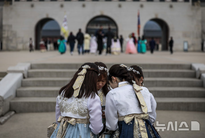 [서울=뉴시스] 정병혁 기자 = 포근한 날씨를 보인 16일 서울 종로구 경복궁을 찾은 여행객들이 즐거운 시간을 보내고 있다. 2025.02.16. jhope@newsis.com
