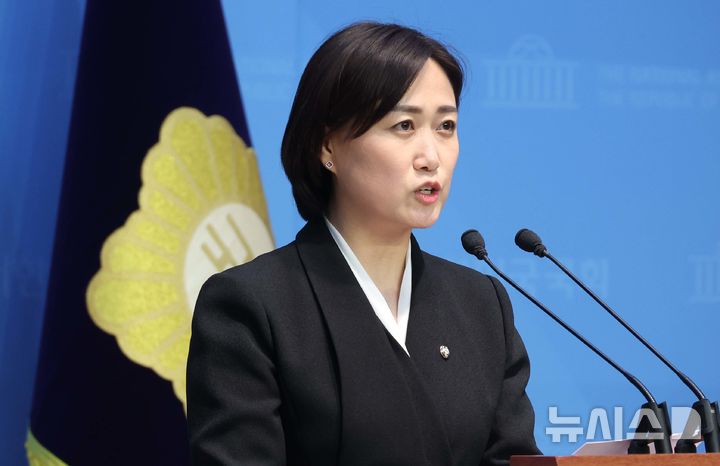 [서울=뉴시스] 조성봉 기자= 백승아 더불어민주당 의원이 16일 오전 서울 여의도 국회 소통관에서 열린 '안전한 학교 만들기 대책과 하늘이법 입법방향에 대한 기자회견'에서 발언을 하고 있다. 2025.02.16. suncho21@newsis.com