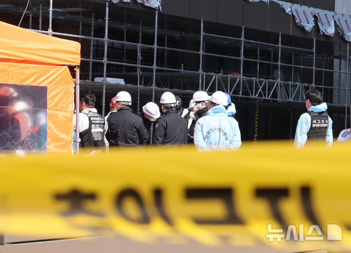 [부산=뉴시스] 하경민 기자 = 부산경찰청, 부산소방재난본부, 국립과학수사연구원, 국립재난안전원 등이 16일 부산 기장군 반얀트리 해운대 부산 리조트 신축 공사장 화재현장에서 화재원인을 밝히기 위한 합동감식을 벌이고 있다.  이 곳에서는 지난 14일 오전 10시51분께 불이 나 작업자 6명이 사망하고, 1명이 경상을 입었다. 2025.02.16. yulnetphoto@newsis.com