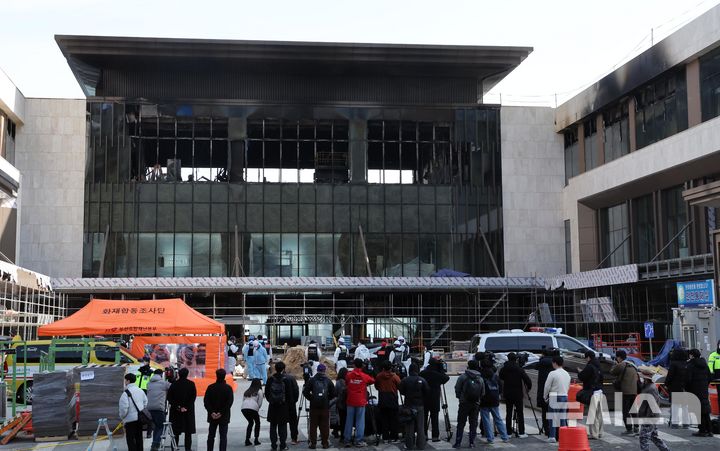 [부산=뉴시스] 하경민 기자 = 부산경찰청, 부산소방재난본부, 국립과학수사연구원, 국립재난안전원 등이 지난 2월 16일 부산 기장군 반얀트리 해운대 부산 리조트 신축 공사장 화재현장에서 화재원인을 밝히기 위한 합동감식을 벌이고 있다.  이 곳에서는 같은 달 14일 오전 10시51분께 불이 나 작업자 6명이 사망하고, 1명이 경상을 입었다. 2025.02.16. yulnetphoto@newsis.com