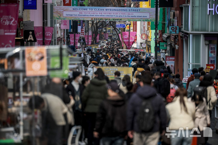[서울=뉴시스] 정병혁 기자 = 포근한 날씨를 보인 16일 서울 중구 명동거리가 사람들로 북적이고 있다. 2025.02.16. jhope@newsis.com