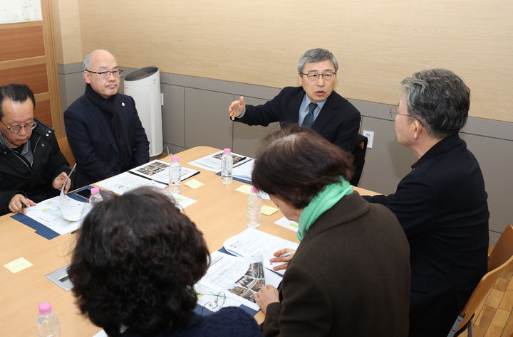 [서울=뉴시스] 조수정 기자 = 정근식 서울시교육감이 16일 오전 서울 성동구 무학여고 화재사고 발생 현장을 점검한 뒤, 본청 간부 및 학교 관계자들과 함께 교육활동 정상화를 위한 긴급 대책회의를 하고 있다.(사진=서울시교육청 제공) 2025.02.16. chocrystal@newsis.com *재판매 및 DB 금지
