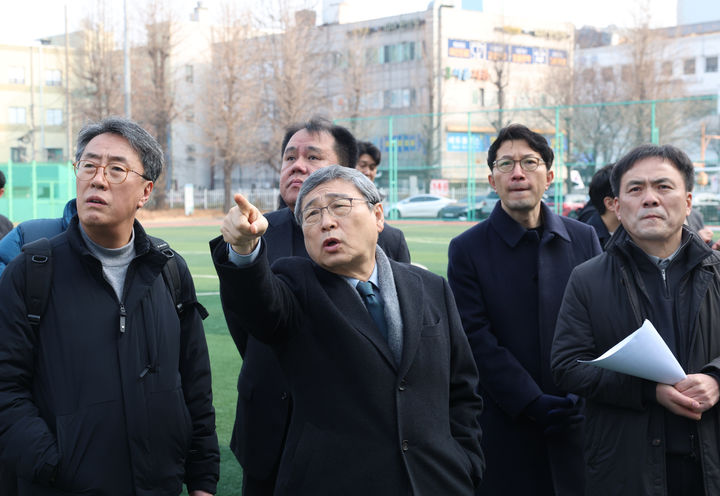 [서울=뉴시스] 조수정 기자 = 정근식 서울시교육감이 16일 오전 서울 성동구 무학여고 화재사고 발생 현장을 점검하고 있다. (사진=서울시교육청 제공) 2025.02.16. chocrystal@newsis.com *재판매 및 DB 금지
