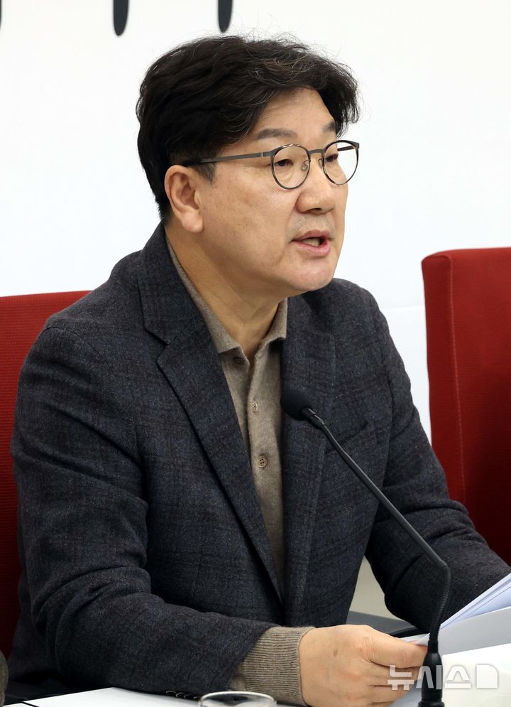 [서울=뉴시스] 조성봉 기자 = 권성동 국민의힘 원내대표가 16일 오후 서울 여의도 국회에서 열린 현안 관련 기자간담회에서 발언을 하고 있다. 2025.02.16. suncho21@newsis.com