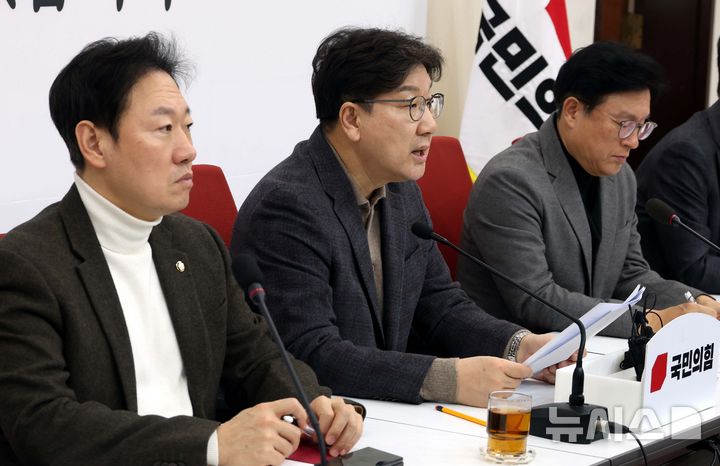 [서울=뉴시스] 조성봉 기자 = 권성동 국민의힘 원내대표가 16일 오후 서울 여의도 국회에서 열린 현안 관련 기자간담회에 참석하고 있다.2025.02.16. suncho21@newsis.com