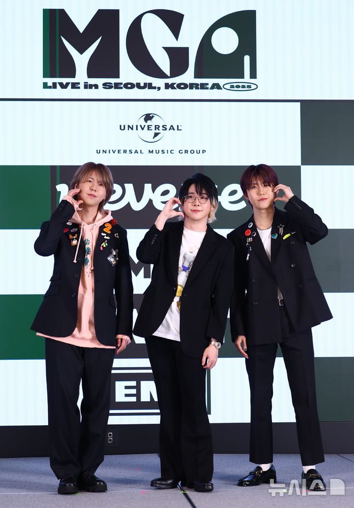 [서울=뉴시스] 황준선 기자 = 일본 밴드 미세스 그린 애플 와카이 히로토(왼쪽부터), 오모리 모토키, 후지사와 료카가 16일 오후 서울 중구 노보텔 앰배서더 서울 동대문에서 열린 내한 공연 개최 기념 기자간담회에서 포즈를 취하고 있다. 2025.02.16. hwang@newsis.com