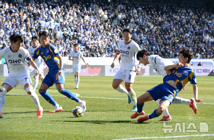 [울산=뉴시스] 배병수 기자 = 16일 오후 울산 남구 문수축구경기장에서 열린 하나은행 K리그1 2025 1라운드 개막전 울산 HD현대와 FC안양의 경기, 양팀선수들이 볼 다툼을 하고 있다. 2025.02.16.bbs@newsis.com.