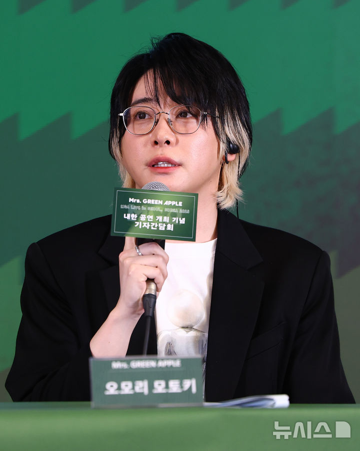 [서울=뉴시스] 황준선 기자 = 일본 밴드 미세스 그린 애플의 오모리 모토키가 16일 오후 서울 중구 노보텔 앰배서더 서울 동대문에서 열린 내한 공연 개최 기념 기자간담회에서 발언하고 있다. 2025.02.16. hwang@newsis.com