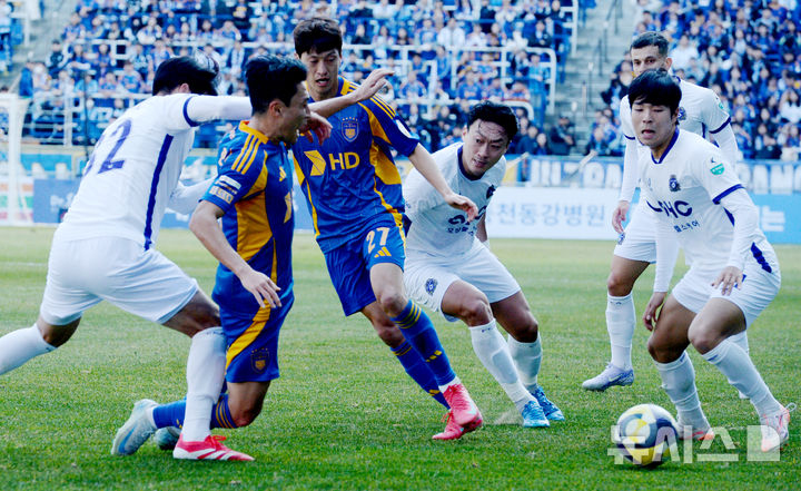 [울산=뉴시스] 배병수 기자 = 16일 오후 울산 남구 문수축구경기장에서 열린 하나은행 K리그1 2025 1라운드 개막전 울산 HD현대와 FC안양의 경기, 양팀선수들이 볼 다툼을 하고 있다. 2025.02.16.bbs@newsis.com.
