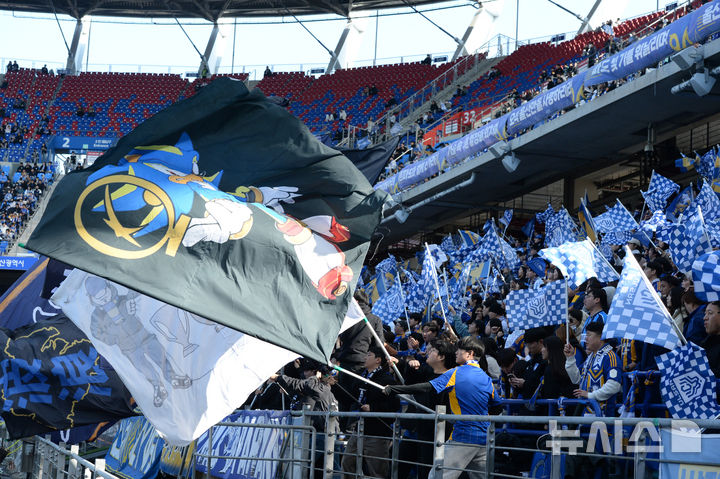 [울산=뉴시스] 배병수 기자 = 16일 오후 울산 남구 문수축구경기장에서 열린 하나은행 K리그1 2025 1라운드 개막전 울산 HD현대와 FC안양의 경기, 울산현대의 12번째 선수 처용전사들의 힘찬 응원이 펼쳐지고 있다. 2025.02.16.bbs@newsis.com.