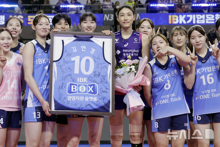 [화성=뉴시스] 최동준 기자 = 이번 시즌을 끝으로 은퇴하는 김연경이 16일 경기 화성종합경기타운실내체육관에서 열린 2024-2025 v-리그 여자부 IBK 기업은행 알토스 배구단과 마지막 경기를 마친 뒤 IBK 선수들과 기념촬영을 하고 있다. 2025.02.16. photocdj@newsis.com