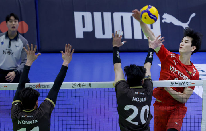 [서울=뉴시스] 홍효식 기자 = 16일 수원 실내체육관에서 열린 도드림 2024-2025 V리그 남자부 한국전력과 OK저축은행 경기, 한국전력 임성진이 공격하고 있다. (사진=한국전력 배구단 제공) 2025.02.16. photo@newsis.com *재판매 및 DB 금지