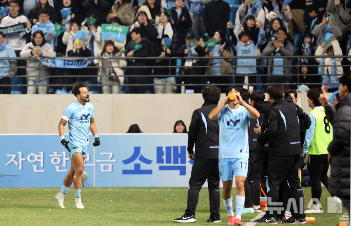 [대구=뉴시스] 이무열 기자 = 지난달 16일 대구 북구 대구iM뱅크PARK에서 열린 하나은행 K리그1 2025 1라운드 대구FC와 강원FC의 경기, 대구 세징야가 후반 역전골을 성공시킨 뒤 기뻐하고 있다. 2025.02.16. lmy@newsis.com