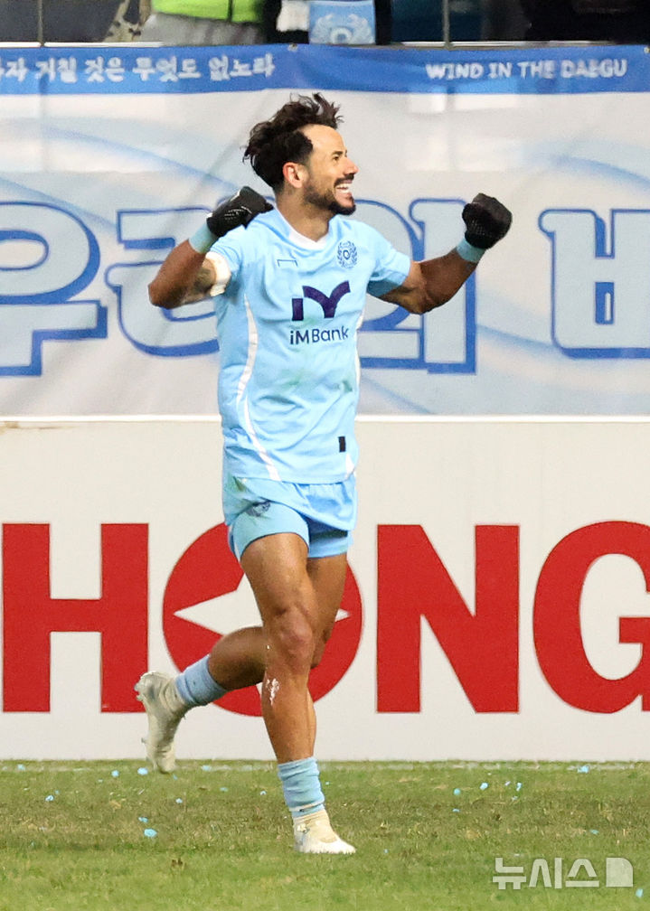 [대구=뉴시스] 이무열 기자 = 지난 2월16일 대구 북구 대구iM뱅크PARK에서 열린 하나은행 K리그1 2025 1라운드 대구FC와 강원FC의 경기, 대구 세징야가 후반 역전골을 성공시킨 뒤 기뻐하고 있다. 2025.02.16. lmy@newsis.com