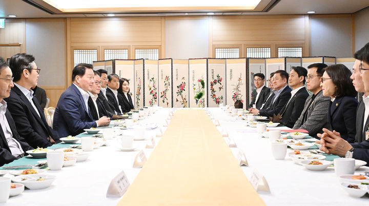 [서울=뉴시스] 조수정 기자 = 대한상공회의소 회장인 최태원 SK회장이 16일 오후 정부서울청사에서 최상목 대통령 권한대행 부총리 겸 기획재정부 장관 및 관계부처 장·차관, 기업 대표들이 참석한 가운데 열린 민간경제사절단 만찬간담회에서 발언하고 있다. (사진=기획재정부 제공) 2025.02.16. photo@newsis.com *재판매 및 DB 금지