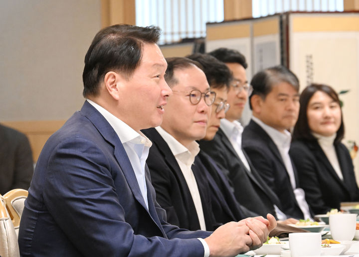 [서울=뉴시스] 조수정 기자 = 대한상공회의소 회장인 최태원 SK회장이 16일 오후 정부서울청사에서 최상목 대통령 권한대행 부총리 겸 기획재정부 장관 및 관계부처 장·차관, 기업 대표들이 참석한 가운데 열린 민간경제사절단 만찬간담회에서 발언하고 있다. (사진=기획재정부 제공) 2025.02.16. photo@newsis.com *재판매 및 DB 금지