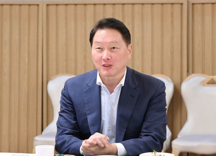 [서울=뉴시스] 조수정 기자 = 대한상공회의소 회장인 최태원 SK회장이 16일 오후 정부서울청사에서 최상목 대통령 권한대행 부총리 겸 기획재정부 장관 및 관계부처 장·차관, 기업 대표들이 참석한 가운데 열린 민간경제사절단 만찬간담회에서 발언하고 있다. (사진=기획재정부 제공) 2025.02.16. photo@newsis.com *재판매 및 DB 금지