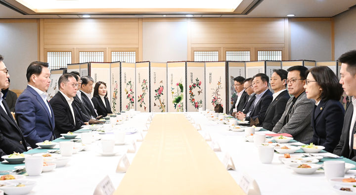 [서울=뉴시스] 조수정 기자 = 최상목 대통령 권한대행 부총리 겸 기획재정부 장관이 16일 오후 서울 종로구 정부서울청사에서 관계부처 장·차관, 기업대표 등이 참석한 가운데 열린 '민간 경제사절단 만찬간담회'에서 발언하고 있다. (사진=기획재정부 제공) 2025.02.16. photo@newsis.com *재판매 및 DB 금지
