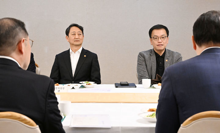 [서울=뉴시스] 조수정 기자 = 최상목 대통령 권한대행 부총리 겸 기획재정부 장관이 16일 오후 서울 종로구 정부서울청사에서 관계부처 장·차관, 기업대표 등이 참석한 가운데 열린 '민간 경제사절단 만찬간담회'에서 발언하고 있다. (사진=기획재정부 제공) 2025.02.16. photo@newsis.com *재판매 및 DB 금지