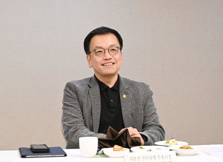 [서울=뉴시스] 조수정 기자 = 최상목 대통령 권한대행 부총리 겸 기획재정부 장관이 16일 오후 서울 종로구 정부서울청사에서 관계부처 장·차관, 기업대표 등이 참석한 가운데 열린 '민간 경제사절단 만찬간담회'에서 발언하고 있다. (사진=기획재정부 제공) 2025.02.16. photo@newsis.com *재판매 및 DB 금지